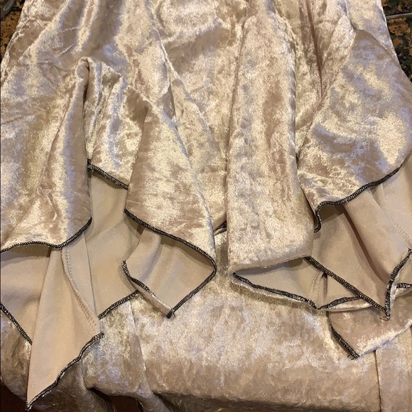 ⚜️GIMMICKS by BKE crushed-Velour w/butterfly flutter sleeves - Picture 2 of 4